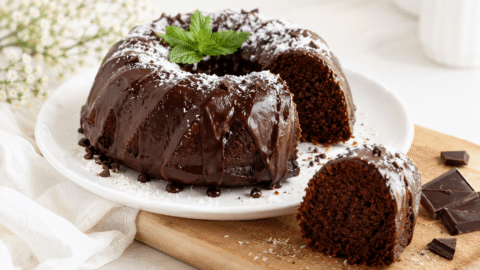 Tarta borracha de chocolate y coco