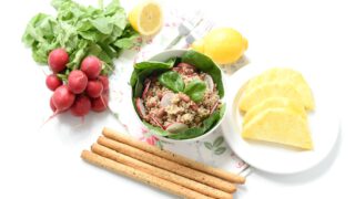 Ensalada de quinoa, alubias rojas y espinacas