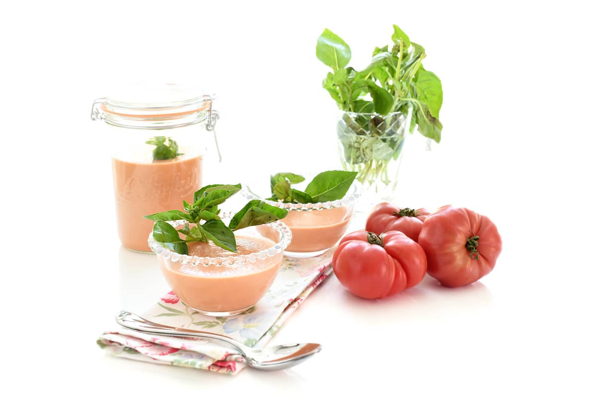 Crema fría de tomates y albahaca