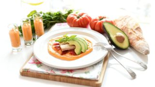 Ensalada de salmorejo, ventresca y pimientos