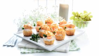 Profiteroles salados de salmón y queso