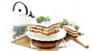 Pastel borracho de cerezas y crema de café