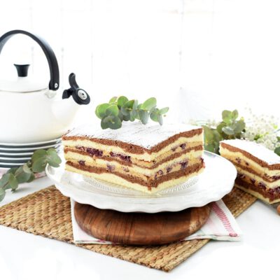 Pastel borracho de cerezas y crema de café