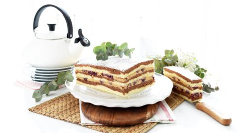 Pastel borracho de cerezas y crema de café