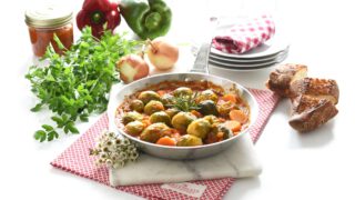 Coles de bruselas con pisto-