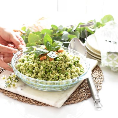 Ensalada fresca de cuscús y guisantes, con crujiente