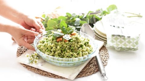 Ensalada fresca de cuscús y guisantes, con crujiente