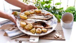 Dorada a la espalda con patatitas portuguesas