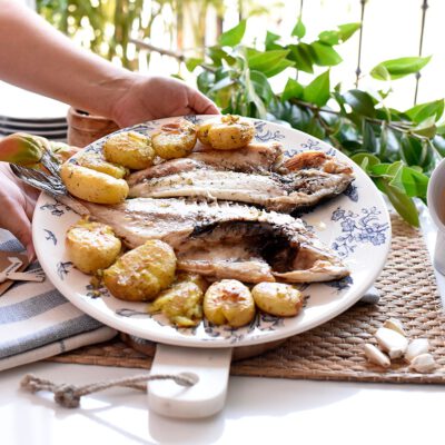 Dorada a la espalda con patatitas portuguesas