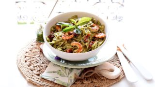 Lazos con pesto y langostinos