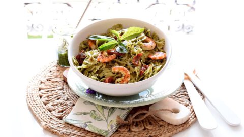 Lazos con pesto y langostinos