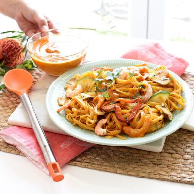 Tallarines al curry con langostinos
