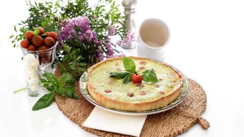 Quiche de pesto con tomate y mozzarella